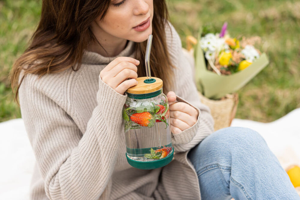 Słoik ze słomką VIALLI DESIGN Fuori 600 ml Różowy słoik słomka orzeźwiające napoje koktajle drinki pojemność chwila relaksu 