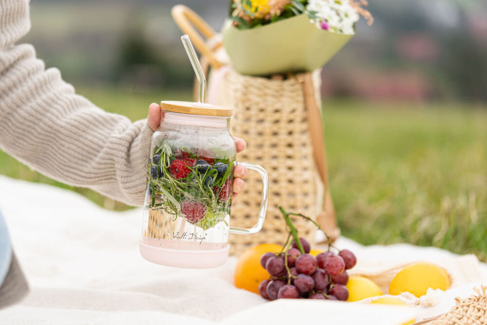 Słoik ze słomką VIALLI DESIGN Fuori 600 ml Różowy design eleganckie kształty bambusowa pokrywka otwór na słomkę silikonowe uszczelnienie 