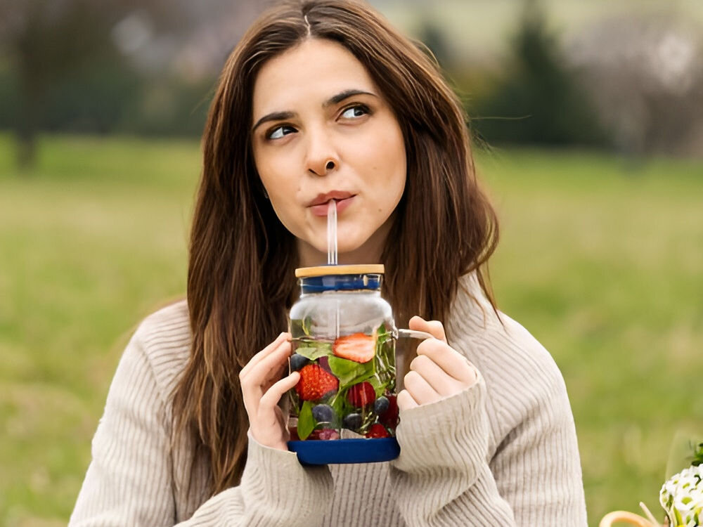 Słoik ze słomką VIALLI DESIGN Fuori 600 ml Miętowy wygodny duży uchwyt komfort stabilna stopka z tworzywa wygoda bezpieczeństwo