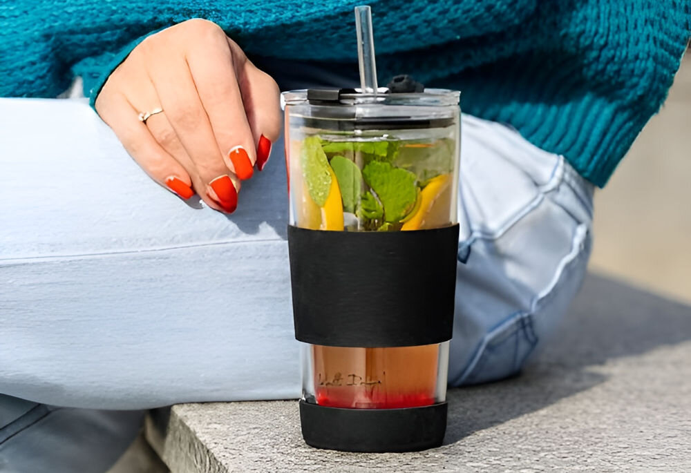 Kubek termiczny VIALLI DESIGN Fuori Czarny gorące zimne napoje elegancki design doskonałe właściwości termiczne praktyczne rozwiązania
