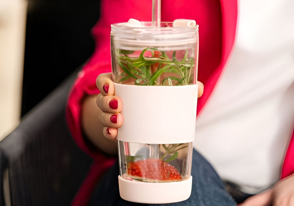 Kubek termiczny VIALLI DESIGN Fuori Różowy szkło borokrzemowe elegancki design ergonomia pojemność stylowy wygląd wygoda użytkowania słomka