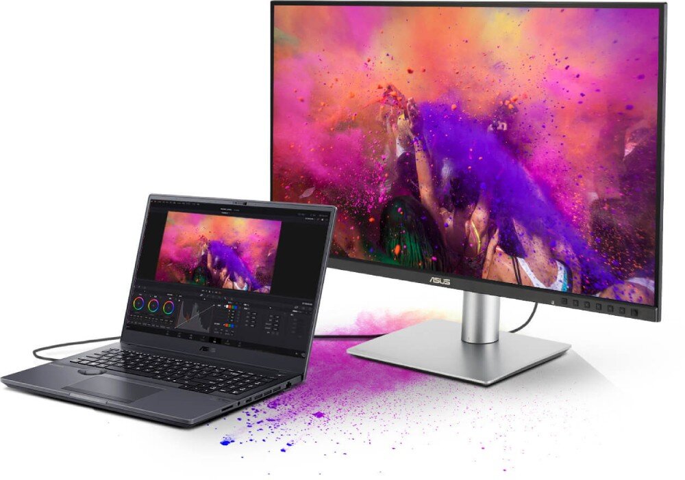 Monitor ASUS ProArt PA24ACRV Laptop podłączony przewodem do monitora stojącego obok. Na obu ekranach wyświetlana jest ta sama grafika przedstawiająca postacie w kolorowym proszku