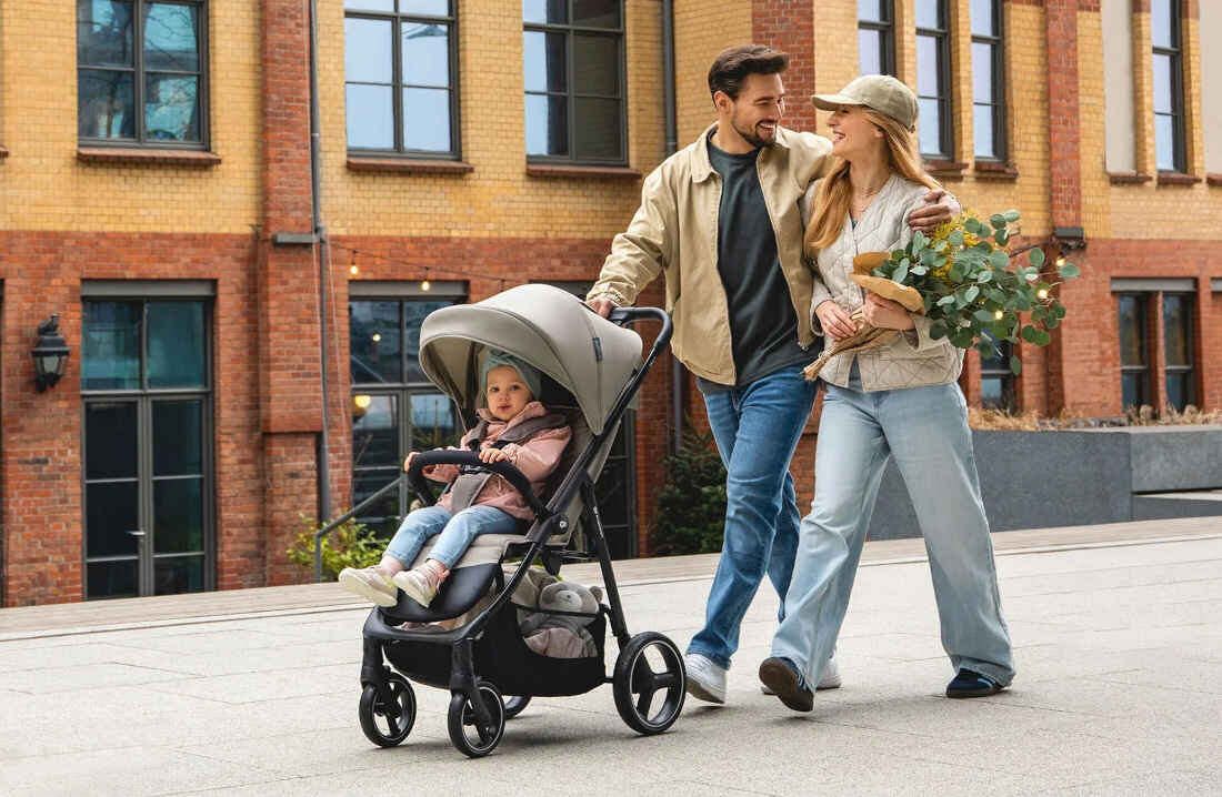 Wózek spacerowy KINDERKRAFT Trig 3 Czarny do 25 kg uniwersalny regulowane pasy ustawienia oparcie pozycja leżąca dopasowanie podnóżek waga