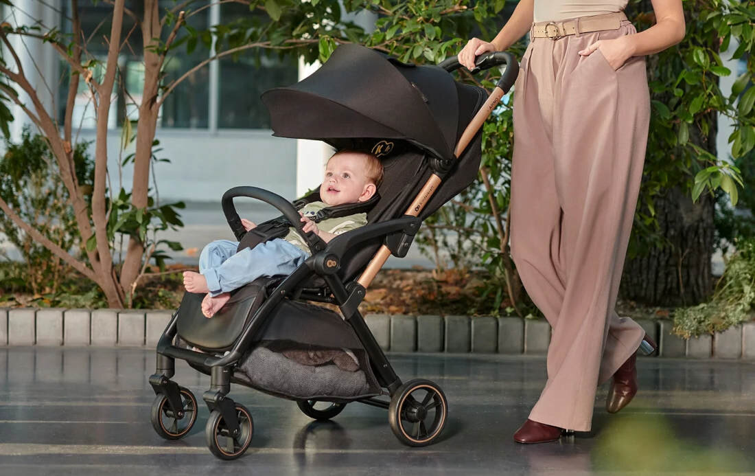 Wózek dziecięcy KINDERKRAFT Apino Beżowy dla dzieci wiek przeznaczenie korzystanie użytkowanie zakres od urodzenia do 4 roku życia do 24 kg regulowane 5-punktowe pasy ochraniacze oparcie pozycja leżaca wygoda dostosowanie potrzeby umiejętności