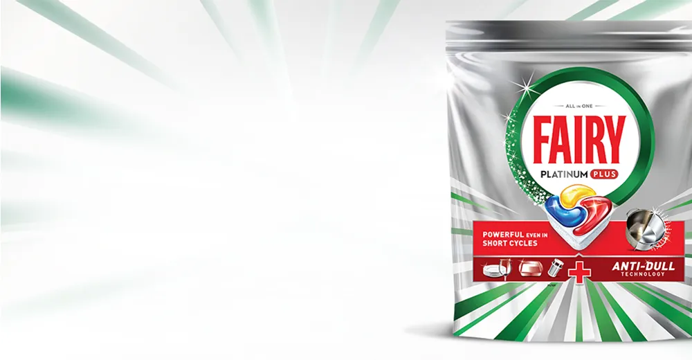 Opakowanie kapsułek do zmywarki Fairy Platinum Plus na jasnym tle.