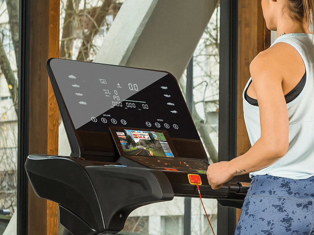 Bieżnia elektryczna BH FITNESS RS1200 LED 2590W 22km-h osoba ćwiczy na bieżni w pomieszczeniu widok na monitor trening cardio w domu sprzęt do intensywnych treningów aktywny tryb życia dbanie o zdrowie