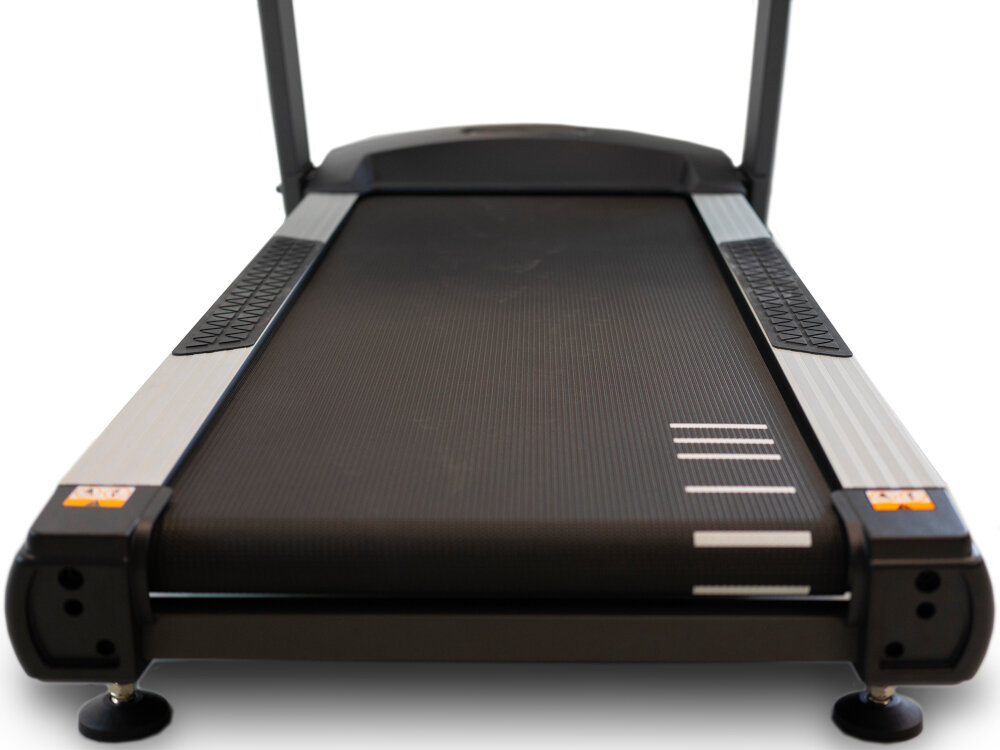 Bieżnia elektryczna BH FITNESS RS1200 LED 2590W 22km-h zbliżenie na pas biegowy pas biegowy wymiary 55 x 155 cm solidny system amortyzacji redukuje obciążenie stawów bezpieczny dla zdrowia dobra przyczepność maksymalna prędkość do 22 km/h moc silnika 2590 W