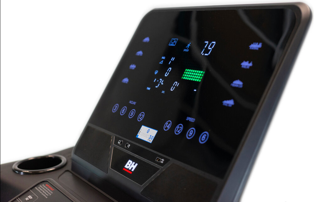 Bieżnia elektryczna BH FITNESS RS1200 LED 2590W 22km-h zbliżenie na komputer treningowy komputer treningowy LED 3 programy HRC sterowane tętnem 3 programy użytkownika 8 standardowych planów ćwiczeń funkcja testu sprawności badanie tkanki tłuszczowej BF stałe monitorowanie postępów dostosowywanie treningu do indywidualnych potrzeb