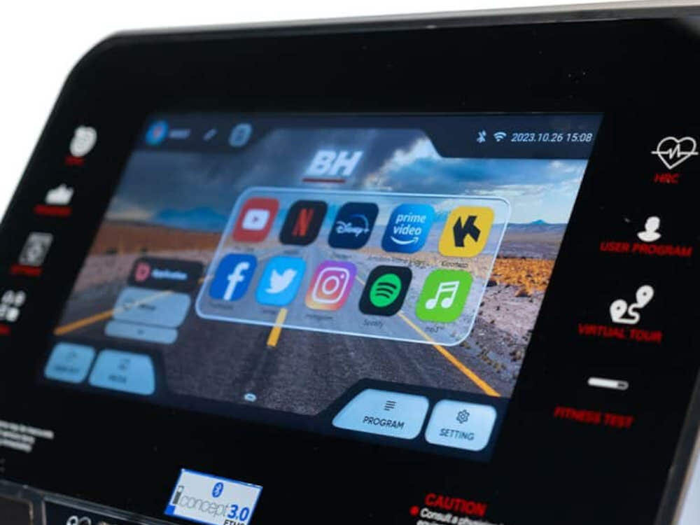 Bieżnia elektryczna BH FITNESS RS1200 LED 2590W 22km-h ekran z włączoną aplikacją system Bluetooth FTMS łączność z aplikacjami Zwift i Kinomap śledzenie wyników w czasie rzeczywistym analiza postępów bieganie po wirtualnych trasach interaktywne wyzwania