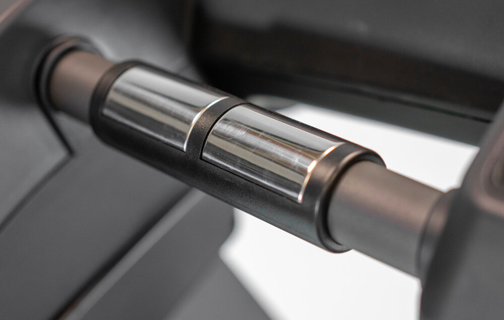 Bieżnia elektryczna BH FITNESS RS1200 LED 2590W 22km-h zbliżenie na uchwyty z miernikiem pulsu maksymalne bezpieczeństwo przycisk klucz bezpieczeństwa natychmiastowe zatrzymanie urządzenia system pomiaru pulsu stabilna konstrukcja antypoślizgowe elementy