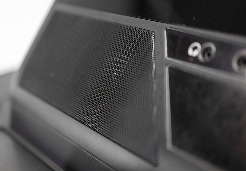 Bieżnia elektryczna BH FITNESS RS1200 LED 2590W 22km-h zbliżenie na głośnik wbudowane głośniki złącze USB-A możliwość podłączenia odtwarzacza MP3 słuchanie ulubionej muzyki komfort i swobodę ruchów przyciski szybkiego wyboru regulacja nachylenia