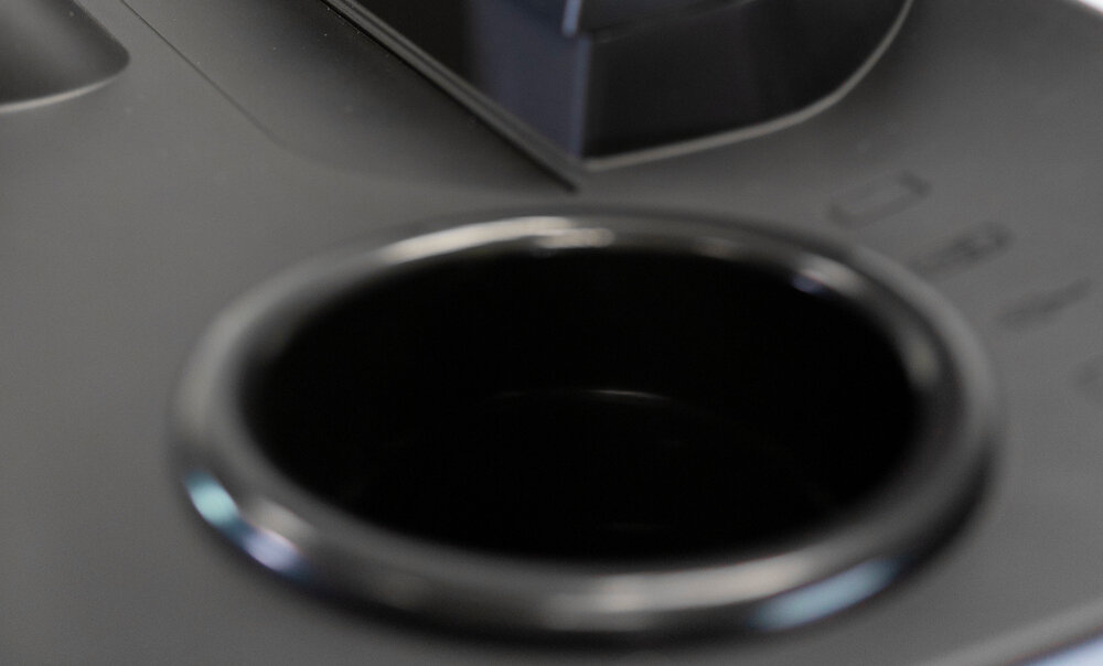 Bieżnia elektryczna BH FITNESS RS1200 LED 2590W 22km-h zbliżenie na uchwyt na bidon waga 114 kg wysoka stabilność solidna konstrukcja wysokiej jakości materiały trwałe i odporne na uszkodzenia uchwyt na bidon