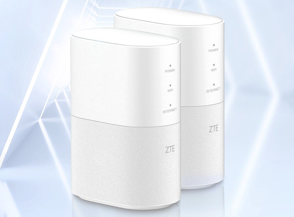 Router ZTE MF18A Dwa białe urządzenia stojące obok siebie, z przodu widoczne diody oznaczone 'Power', 'WiFi' i 'Internet' oraz logo producenta, opis