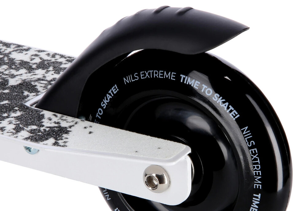Hulajnoga wyczynowa NILS EXTREME HS138 Czarno-biały hamulece tylny nozny flex fender dluga wygieta konstrukcja prosta intuicyjna obsluga