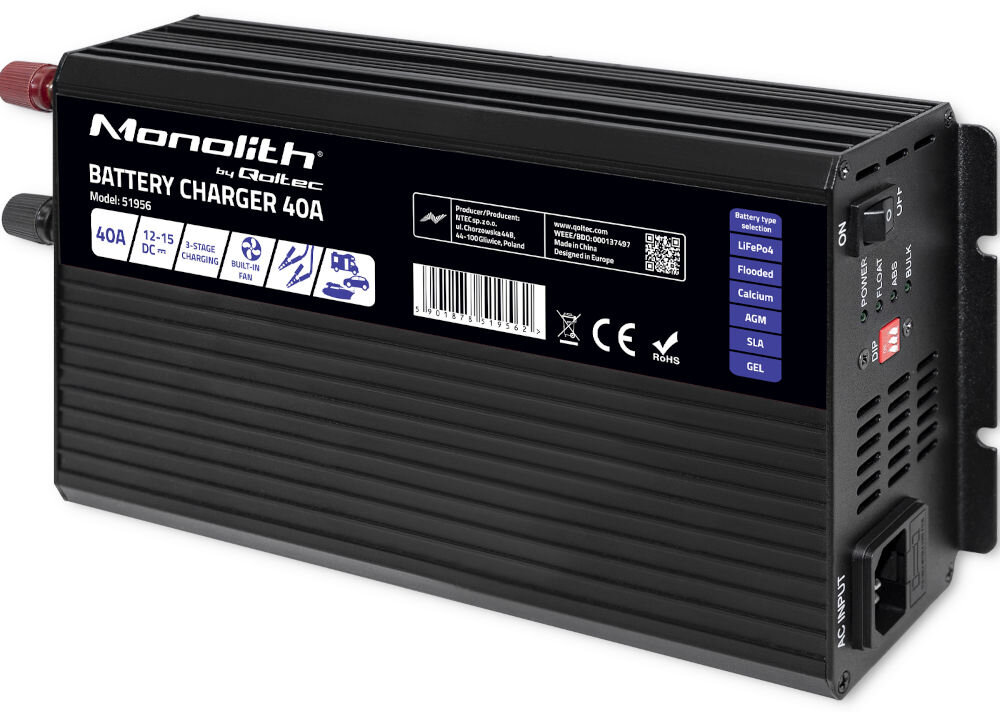 Inteligentna ładowarka QOLTEC Monolith 51956 do akumulatorów LIFEPO4 AGM GEL SLA 40A 12V , wyświetlacz, LCD, napięcie, ładowanie, na białym tle ładowarka pionowo frontem prawo skos