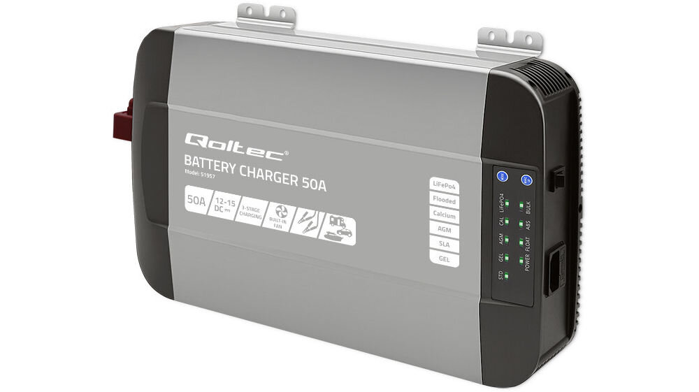 Czarna ładowarka z widocznym panelem z napisem \'Monolith by Qoltec BATTERY CHARGER 50A\'. Na panelu znajdują się informacje o modelu 51957 oraz typach obsługiwanych akumulatorów: LiFePo4, Flooded, Calcium, AGM, SLA, GEL.