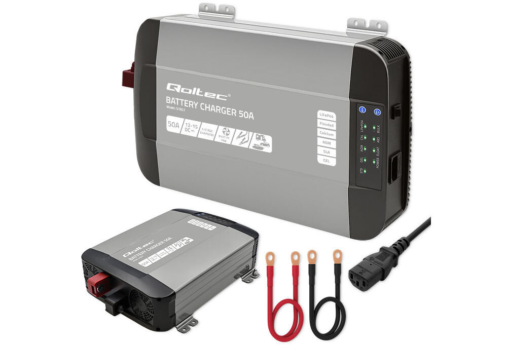 Na obrazie widoczna jest czarna ładowarka z napisem \'Monolith BATTERY CHARGER 50A\' oraz zestaw kabli z zaciskami. Ładowarka posiada dwa wentylatory i jest podłączona do kabla zasilającego.