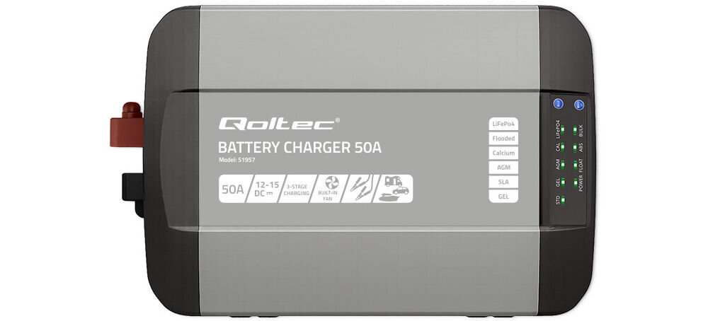 Czarna ładowarka z widocznymi dwoma wentylatorami i etykietą z napisem \'Monolith by Qoltec Battery Charger 50A Model: 51957\'. Na etykiecie znajdują się informacje o specyfikacji technicznej oraz certyfikaty CE i inne oznaczenia.
