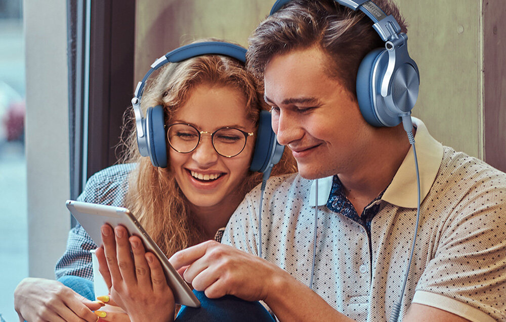 Słuchawki nauszne ONEODIO Fusion A70 - kobieta z mezczyzna z sluchawkami na uszach kabel bluetooth