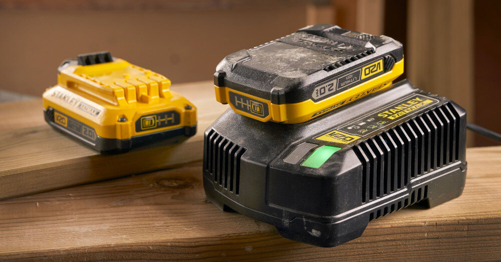 Wiertarko-wkrętarka akumulatorowa STANLEY SFMCD700D2A-QW Zestaw zasilanie akumulator Li-Ion 20 V z rodziny FATMAX 18 V udoskonalona technologia brak efektu pamieci minimalny poziom samoczynnego rozladowania w zestawie dwa akumulatory o pojemnosci 2,0 Ah szybka ladowarka