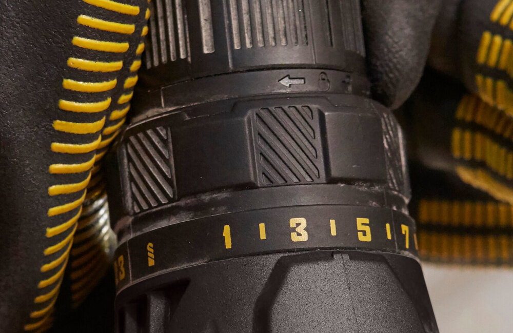 Wiertarko-wkrętarka akumulatorowa STANLEY SFMCD700D2A-QW 15-pozycyjne ustawienie sprzegla regulacja glebokosco wkrecania wiercenie w stali do 13 mm w drewnie do 30 mm zmienny kierunek obrotow 