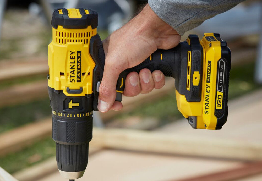 Wiertarko-wkrętarka akumulatorowa STANLEY SFMCD700D2A-QW solidny uchwyt lekka konstrukcja waga 4,5 kg w warunkach domowych w profesjonalnych warsztatach ergonomiczna rekojesc antyposlizgowe tworzywo