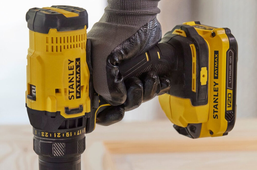 Wiertarko-wkrętarka akumulatorowa STANLEY SFMCD700D2A-QW solidny uchwyt lekka konstrukcja waga 4,5 kg w warunkach domowych w profesjonalnych warsztatach ergonomiczna rekojesc antyposlizgowe tworzywo