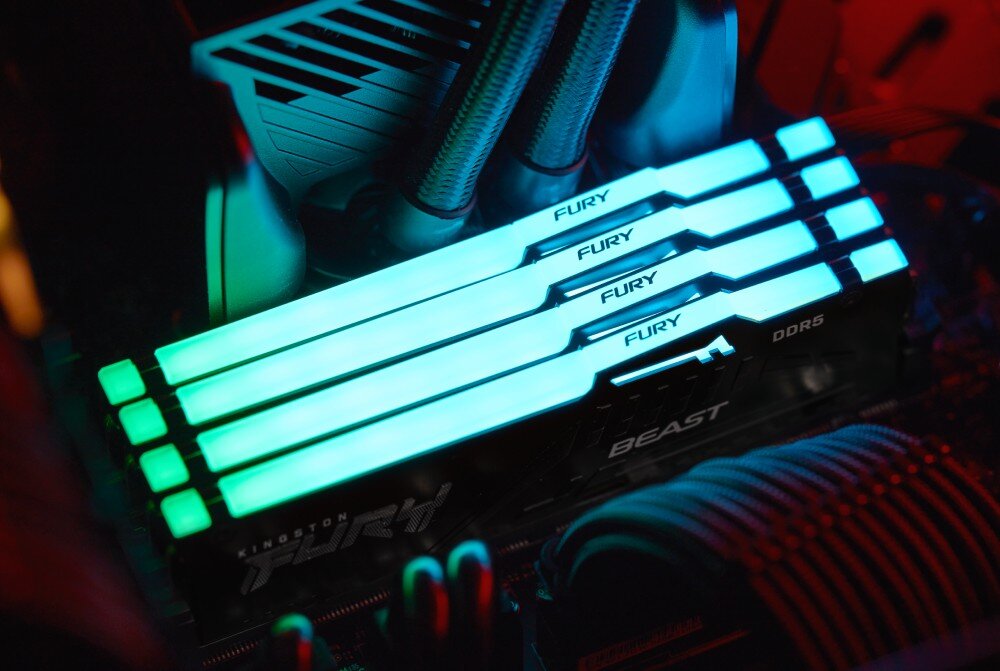 Pamięć RAM KINGSTON Fury Beast RGB Wnętrze komputera z czterema modułami pamięci świecącymi w kolorze turkusowym