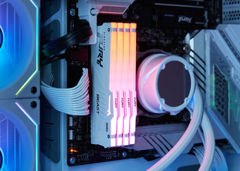 Pamięć RAM KINGSTON Fury Beast RGB Białe kości pamięci z różowym podświetleniem LED zamontowane w jasnym wnętrzu komputera