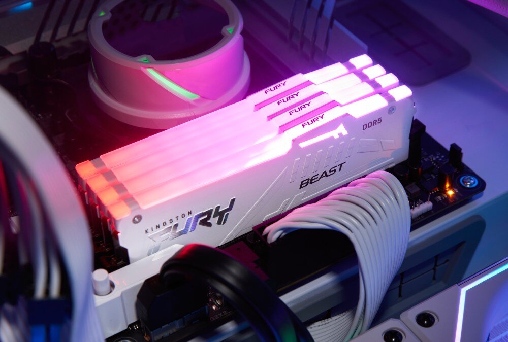 Pamięć RAM KINGSTON Fury Beast RGB Zainstalowane białe pamięci RAM emitujące ciepłe pomarańczowe światło wewnątrz jasnej obudowy