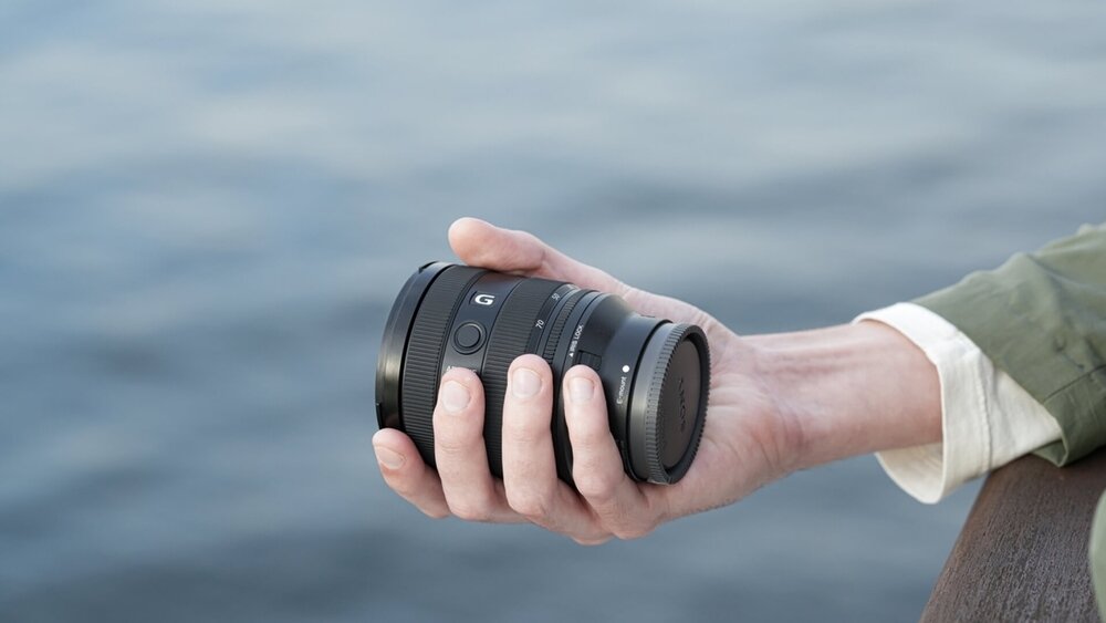 Obiektyw SONY FE 20-70 mm f-4 G Extreme Dynamic obiektyw w ręku