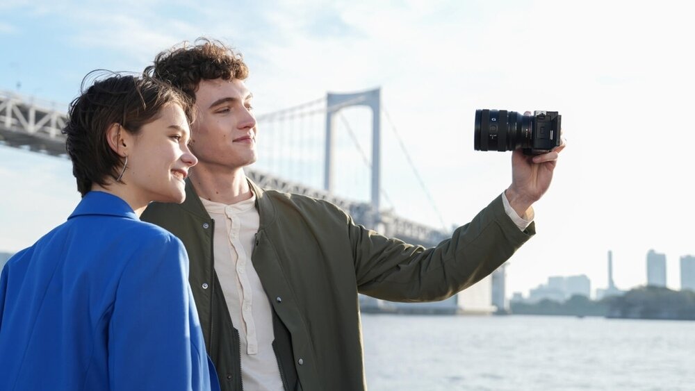Obiektyw SONY FE 20-70 mm f-4 G Stabilizacja obrazu para robi sobie zdjęcie z ręki
