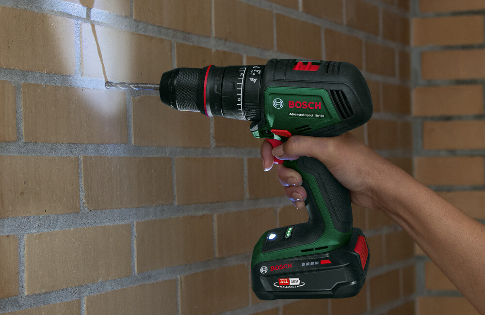 Wiertarko-wkrętarka BOSCH AdvancedImpact 18V-80 06039E2100 z udarem jasna dioda LED doswietlenie miejsca pracy bardzo dobra widocznosc dla majsterkowiczow i profesjonalistow