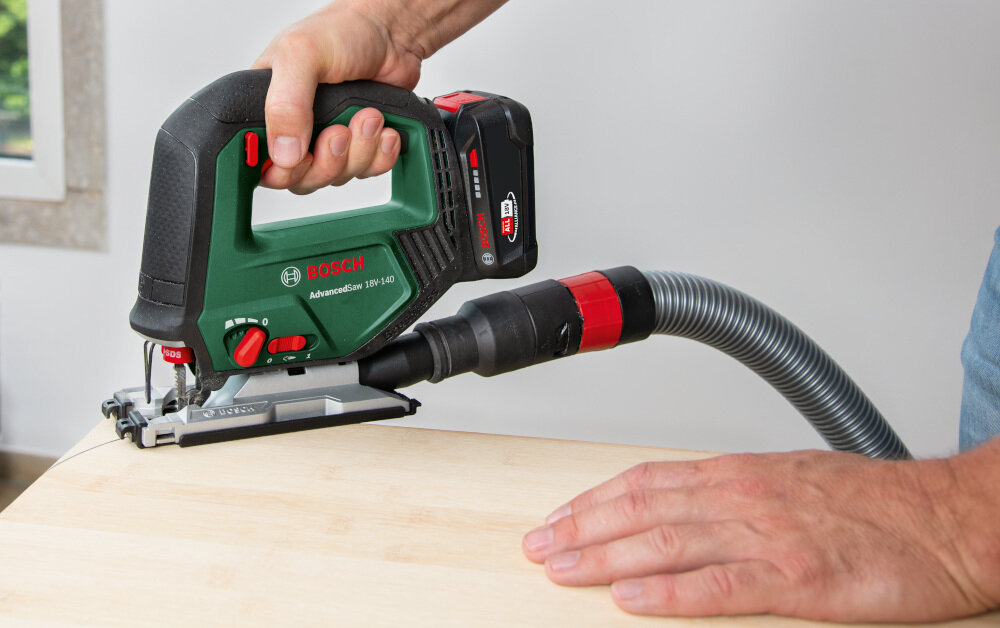 Wyrzynarka BOSCH AdvancedSaw 18V-140 0603013002 zintegrowany system nadmuchu czyste miejsce pracy tuz przy brzeszczocie odsysa do 85% pylu