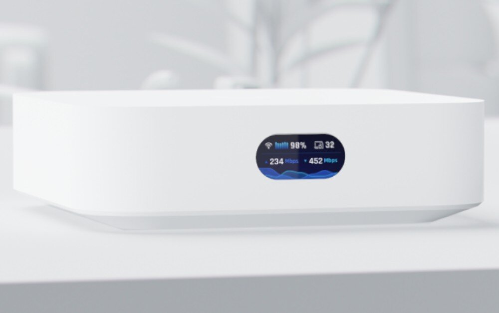 Router UBIQUITI UniFi Express (UX-EU) Przedni panel białego routera z kolorowym wyświetlaczem pokazującym stan sieci i aktualne transfery danych