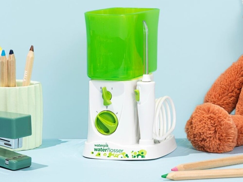 Irygator WATERPIK WP-260 Nano Kids ptzyjazny wygląd, przeznaczony dla dzieci od 6 lat, kompaktowe wymiary