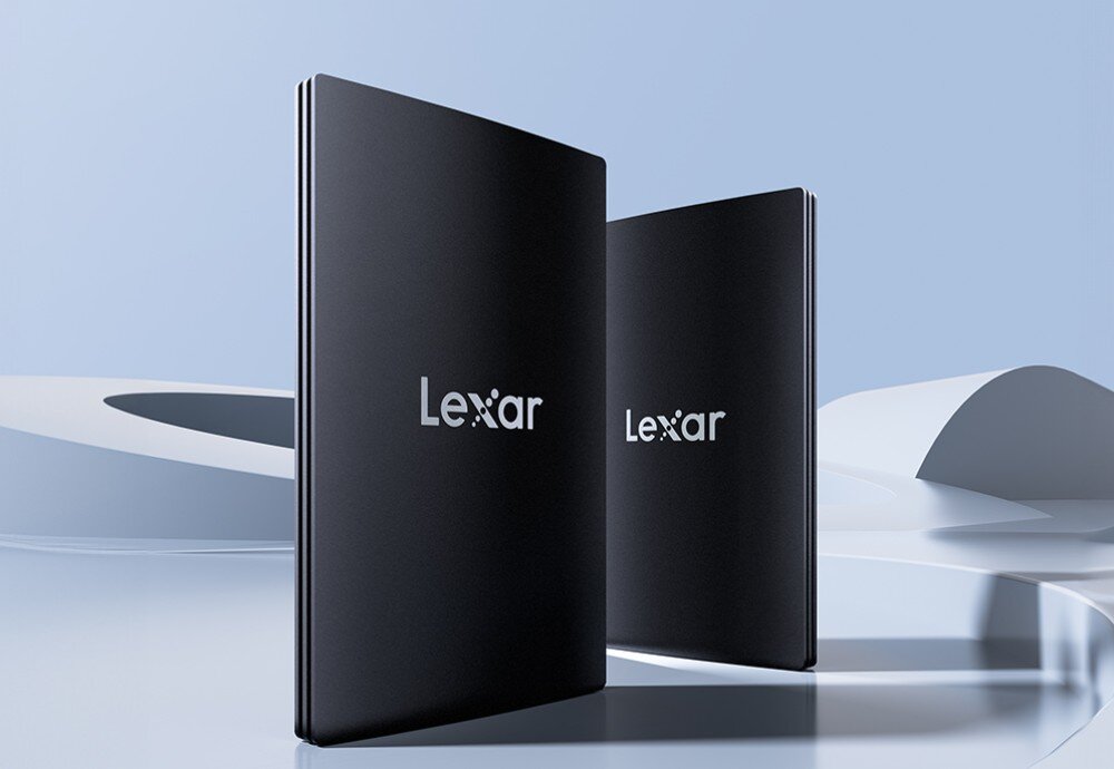 Dysk LEXAR SL500 Dwa czarne dyski zewnętrzne ustawione pionowo obok siebie na jasnoniebieskim tle