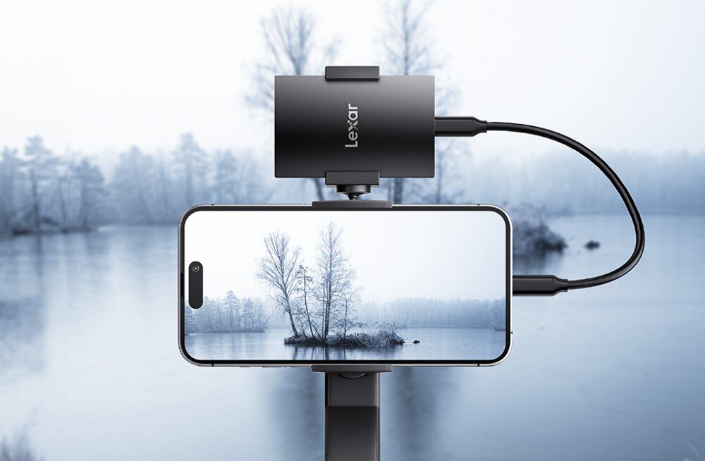 Dysk LEXAR SL500 Smartfon zamontowany na uchwycie nagrywający zimowy krajobraz nad jeziorem z podłączonym do niego czarnym dyskiem