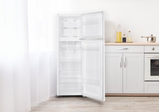 Otwarta lodówka MPM-216-CF-27 obok mebli kuchennych.