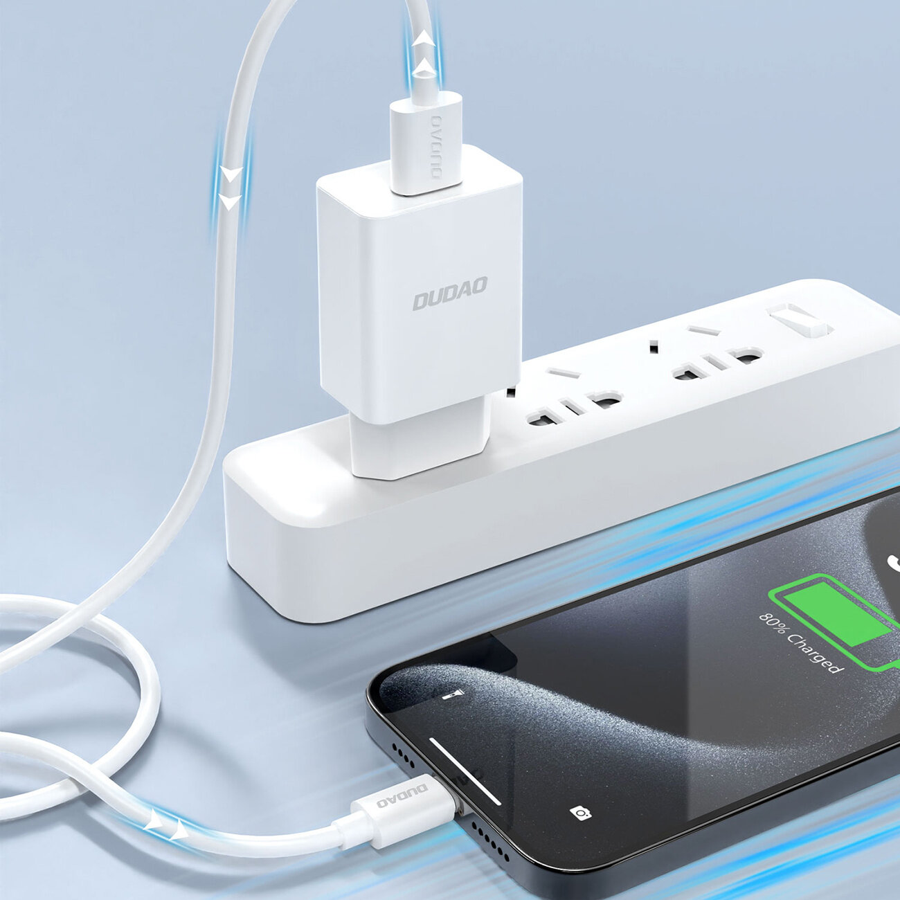 Na obrazie widać białą ładowarkę sieciową Dudao podłączoną do listwy zasilającej oraz telefon z wyświetlonym stanem naładowania 80%. Kabel USB-A - USB-C jest podłączony do telefonu i ładowarki.