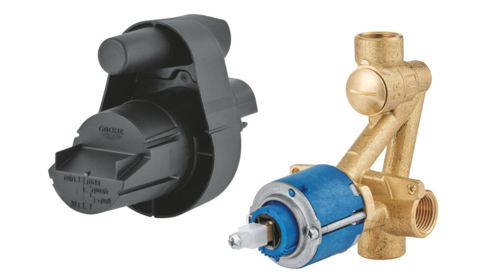 BATERIA WANNOWA PODTYNKOWA GROHE ESSENCE Fotografia przedstawia dwa elementy systemu podtynkowego: moduł z tworzywa sztucznego oraz mosiężny korpus z elementem sterującym. Oba komponenty stanowią część instalacji odpowiadającej za funkcjonowanie baterii prysznicowej mosiądz odporny na korozję trwała konstrukcja precyzyjne działanie element podtynkowy GROHE