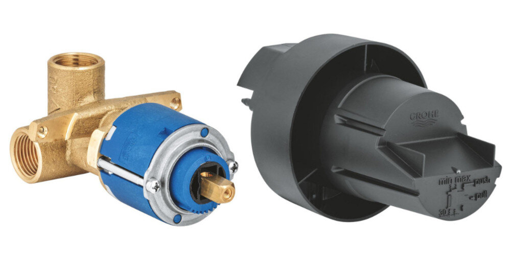 BATERIA WANNOWA PODTYNKOWA GROHE BauEdge Fotografia przedstawia dwa elementy systemu podtynkowego: moduł z tworzywa sztucznego oraz mosiężny korpus z elementem sterującym. Oba komponenty stanowią część instalacji odpowiadającej za funkcjonowanie baterii prysznicowej mosiądz odporny na korozję trwała konstrukcja precyzyjne działanie element podtynkowy GROHE