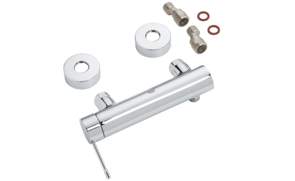 BATERIA PRYSZNICOWA GROHE ESSENCE 33636001 CHROM Na zdjęciu przedstawiono zestaw natynkowej baterii prysznicowej w chromowanym wykończeniu wraz z elementami montażowymi, takimi jak rozety, mimośrody i uszczelki. Całość pokazana jest na białym tle, co podkreśla kompletność zestawu i jego gotowość do instalacji zestaw rozety mocowania dokumentacja