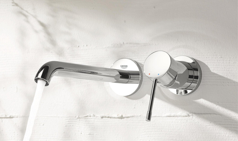 BATERIA UMYWALKOWA 2-OTWOROWA GROHE ESSENCE Wnętrze nowoczesnej łazienki prezentuje podwójną strefę umywalek z bateriami ściennymi o matowym wykończeniu. Całość utrzymana jest w surowej, industrialnej stylistyce chromowana powłoka GROHE LongLife lustrzany połysk gładka powierzchnia odporność na uszkodzenia łatwe czyszczenie elegancki wygląd