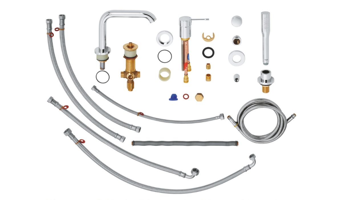 BATERIA WANNOWA 4-OTWOROWA GROHE ESSENCE 19578001 CHROM Zdjęcie przedstawia kompletny zestaw elementów do montażu wielootworowej baterii wannowej, w tym wylewkę, korpusy zaworów, słuchawkę prysznicową, węże elastyczne, uszczelki oraz drobne akcesoria instalacyjne. Wszystkie części są starannie rozmieszczone na białym tle, co ułatwia identyfikację każdego komponentu akcesoria wylewka słuchawka prysznicowa wąż montaż gwarancja