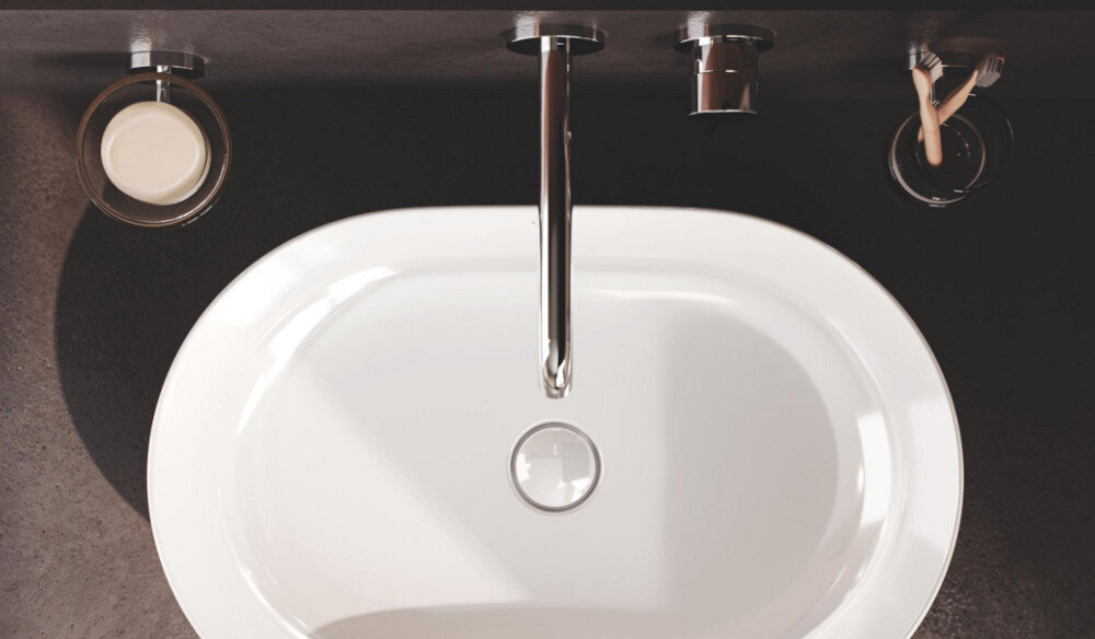 BATERIA UMYWALKOWA 2-OTWOROWA GROHE ESSENCE Grafika przedstawia baterię ścienną wraz z trzema ikonami opisującymi jej funkcje: regulowany perlator, oszczędność wody i trwałą powłokę. Układ jest czytelny i nastawiony na podkreślenie praktycznych zalet produktu minimalistyczny design elegancka armatura montaż ścienny nowoczesna łazienka klasyczne wnętrze wysoka jakość łatwa konserwacja trwałość