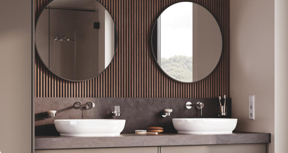 BATERIA UMYWALKOWA 2-OTWOROWA GROHE ESSENCE Wnętrze nowoczesnej łazienki prezentuje podwójną strefę umywalek z bateriami ściennymi o matowym wykończeniu. Całość utrzymana jest w surowej, industrialnej stylistyce chromowana powłoka GROHE LongLife lustrzany połysk gładka powierzchnia odporność na uszkodzenia łatwe czyszczenie elegancki wygląd