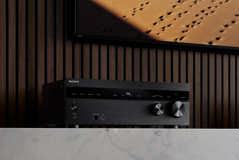 Amplituner SONY TA-AN1000 dźwięk przestrzenny 360 Spatial Sound Mapping, amplituner sotjący na szafce w pomieszczeniu