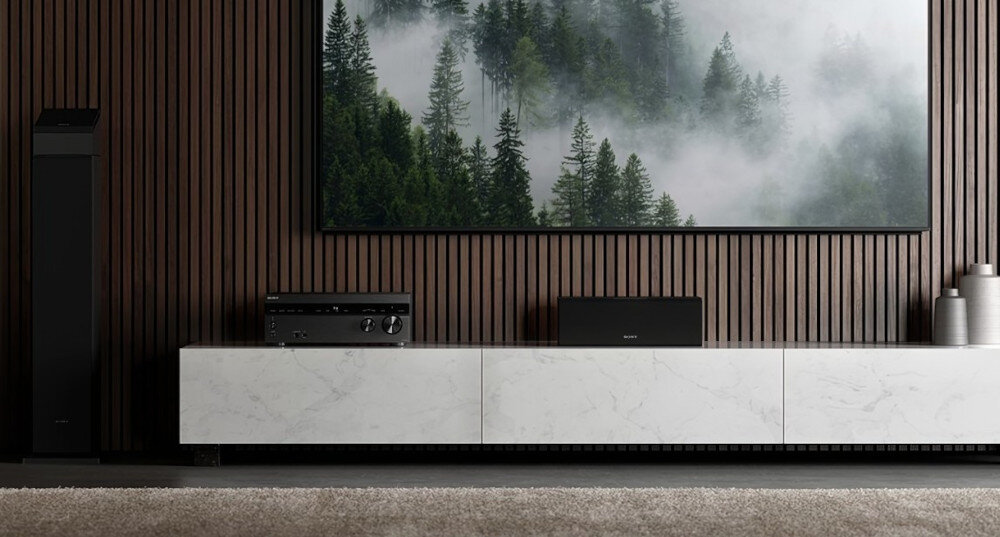 Amplituner SONY TA-AN1000 technologia 360 Spatial Sound Mapping kalibracja DCAC IX, amplituner sotjący na szafce w pomieszczeniu