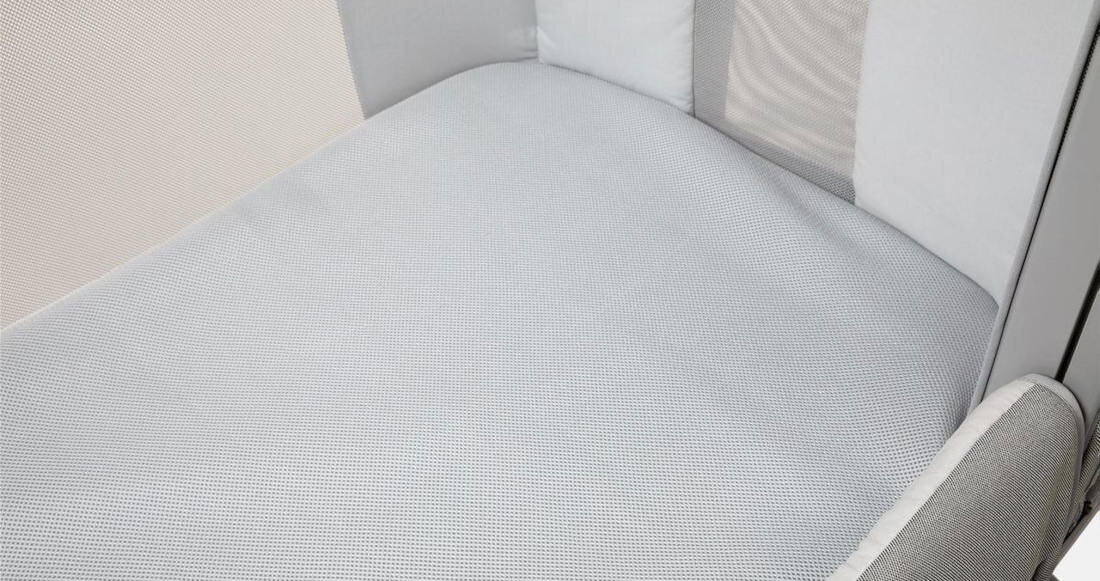 Mata oddychająca na materac CHICCO Next2Me Forever Oddychająca Konstrukcja komfort wygoda sen tkanina struktura pęcherzykowa wentylacja cyrkulacja powietrza sen